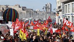 Pracovníci demonstrují proti vládnímu pracovnímu právu v Marseille.