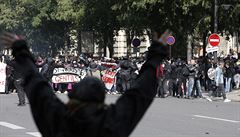 Demonstranti pi stetu s policí pi pochodu v Paíi.