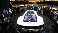 Mercedes-AMG je obklopen návtvníky bhem automobilového veletrhu ve...