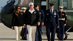 Donald Trump s manelkou nastupují na Air Force One.
