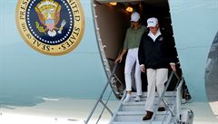 Prezident s manelkou vystupují z letadla.