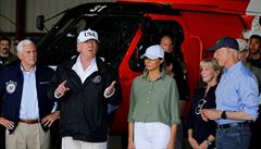 Donald Trump, první dáma Melanie Trumpová, viceprezident Mike Pence (vlevo) a...