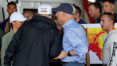 Guvernér Rick Scott hovoí s Donaldem Trumpem.