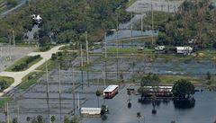 Donald Trump letí ve vrtulníku nad záplavami, které zpsobil hurikán Irma.