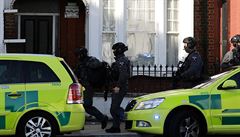 Britsk policie zadrela kvli vbuchu v metru osmnctiletho mladka. V ulicch hldkuj vojci