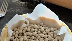 T�sto zatí�íme kuli�kami, aby se nezvedalo.