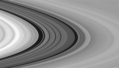 Snímek ukazující prstence Saturnu poízený sondou Cassini.