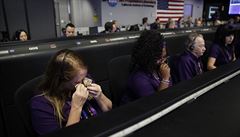 Inenýrka Nancy Vandermayocá (vlevo) pláe po oznámení zániku sondy Cassini v...