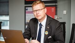 Pavel B�lobrádek b�hem online chatu v redakci Lidových novin.