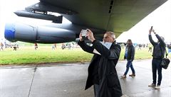 Na snímku si mu fotí americký strategický bombardér B-52H Stratofortress.