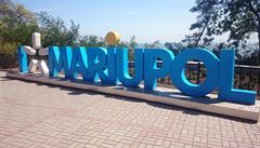 I v Mariupoli je moné nalézt typický ukrajinský turistický nápis.