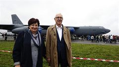 Prezidentský kandidát Jií Draho s manelkou na Dnech NATO.