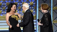 Norman Lear, Carol Burnettová (pravo) gratulují Julia Louis-Dreyfusové k Emmy.