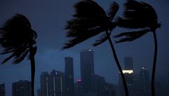 Tmavé mraky a silný vítr nad panoramatem Miami. | na serveru Lidovky.cz | aktuální zprávy