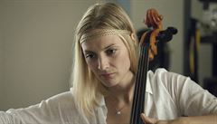 Simona (Barbora Poláková) na cello rozhodně válí.