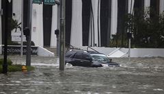 Miami zaplavila voda. Automobil na Brickell Avenue nedostane majitel ji nikam.