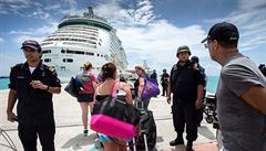 Evakuace turistů před hurikánem Irma.