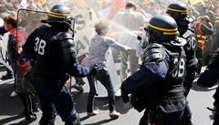 Policie pouívá spreje proti demonstrantm v Lyonu.