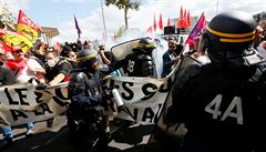 Zástupci odborového svazu CGT stojí proti obrnným policistm.