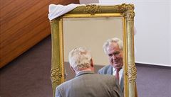 Na snímku prezident dostal zrcadlo ve zlaceném rámu od Královéhradeckého kraje.