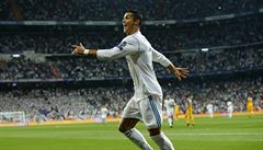Cristiano Ronaldo slaví svj gól do sít Apoelu Nicosia.
