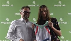 Generální editel spolenosti Merkur Gerald Kogler a tenistka Karolína Plíková.