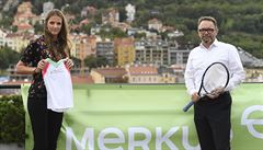 Generální editel spolenosti Merkur Gerald Kogler a tenistka Karolína Plíková.