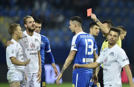 Slovan Liberec - 1. FC Slovácko. David Machalík ze Slovácka (vlevo) dostává...