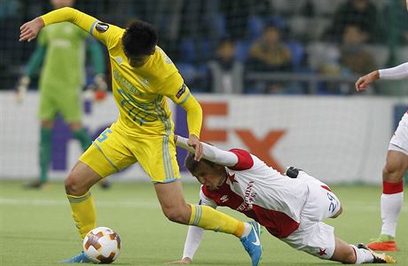 FC Astana vs. Slavia Praha, Evropsk liga: domc Abzal Bejsebekov si kryje m...