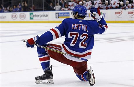 V dresu Rangers se letos v NHL pedstavil také talent Filip Chytil.