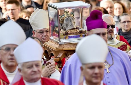 Duchovn nesou lebku svatho Vclava pi Nrodn svatovclavsk pouti, kter se...