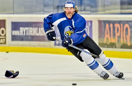 Hokejista Jaromír Jágr trénoval 29. záí na zimním stadiónu v Kladn.