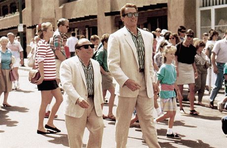 Snímek Dvojata (1988). Danny DeVito a Arnold Schwarzenegger.