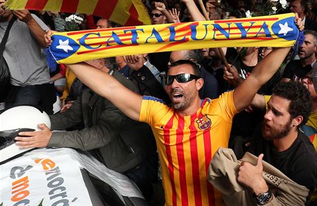íjnové referendum o nezávislosti Katalánska provázely velké emoce, stety a zranní