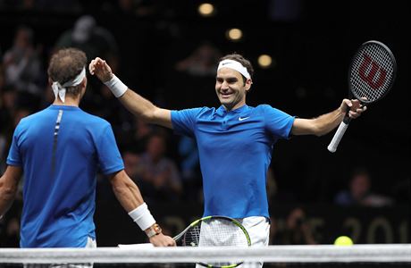 Roger Federer (vpravo) si v Praze poprv zahrl tyhru s Rafaelem Nadalem.