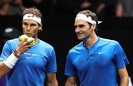 Rafael Nadal (vlevo) a Roger Federer ve tyhe.
