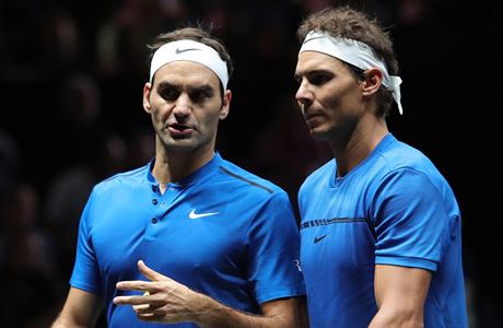 Rafael Nadal (vpravo) a Roger Federer ve tyhe.