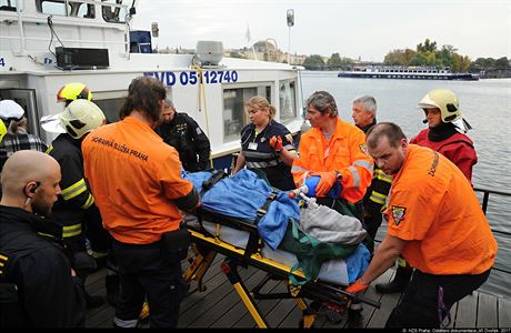 Záchranáři v sobotu odváželi Jan Třísku. Herec spadl z Karlova mostu do Vltavy.