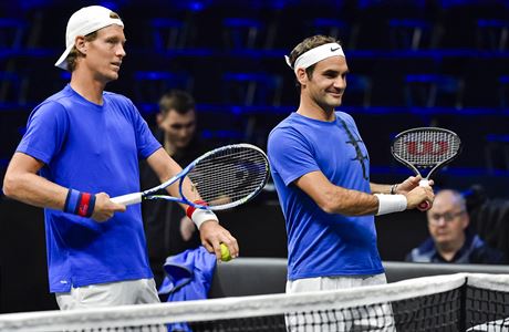 esk tenista Tom Berdych (vlevo) a vcarsk tenista Roger Federer 20. z...