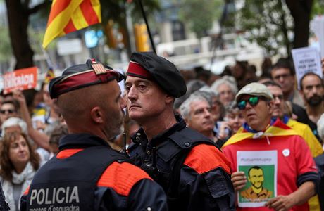 Katalánská místní policie stojí ped davem demonstrant v Barcelon.