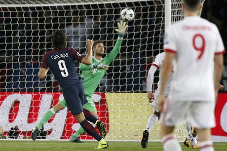 PSG vs. Bayern Mnichov: domácí Edinson Cavani (9) stílí gól.