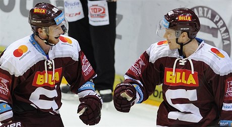 HC Sparta Praha - Bílí Tygi Liberec. Domácí Alexander Reichenberg (vlevo) a...