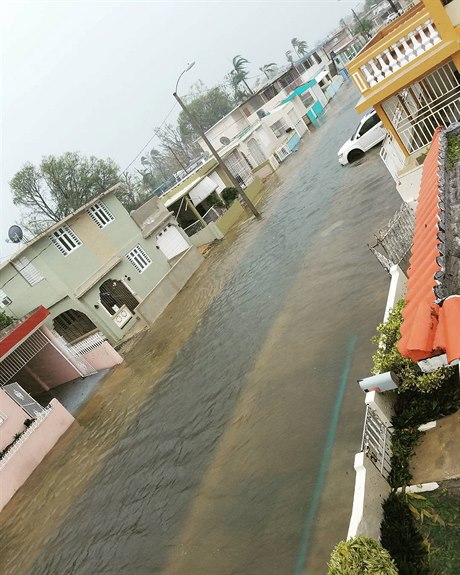Ulice v Portoriku jsou zatopené.