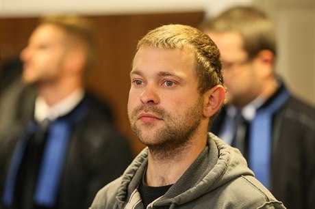 Anarchista Martin Ignaák u Mstského soudu v Praze.
