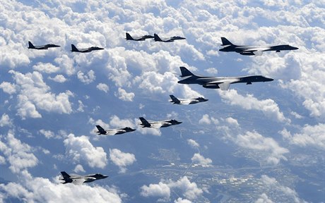 Spolené cviení USA, Japonska a Jiní Koreje: (Zprava) dva americké bombardéry...
