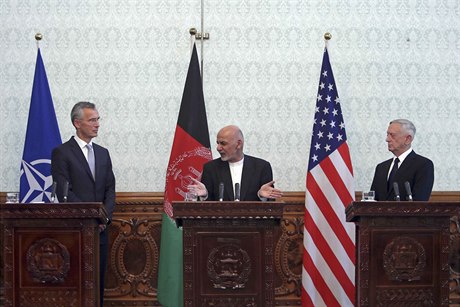 Afghánský prezident Ashraf Ghani mluví na tiskové konferenci spolu s generálním...