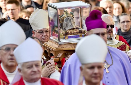 Duchovní nesou lebku svatého Václava pi Národní svatováclavské pouti, která se...