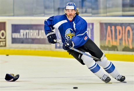 Hokejista Jaromír Jágr trénoval 29. záí na zimním stadiónu v Kladn.