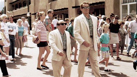 Snímek Dvojčata (1988). Danny DeVito a Arnold Schwarzenegger.