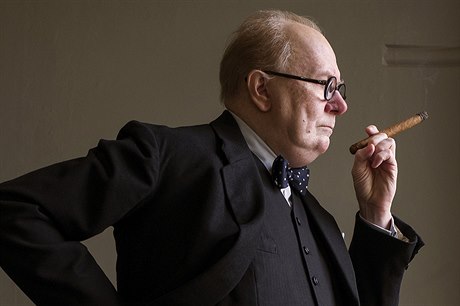 Gary Oldman je jako Winston Churchill k nepoznání. Snímek Nejtemnjí hodina...